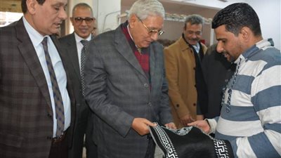 محافظ الدقلهلية يخصص جناحا لمنتجات قرية سلامون القماش في المعرض الدائم