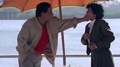 فيديو| مش بفلوس ده.. فتاة تتخلص من هاتف حبيبها بطريقة مضحكة .. لن توقع رد فعله 