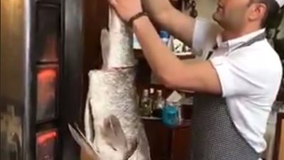 فيديو| شيف يصنع شاورما السمك لأول مرة .. لن تتوقع ماذا فعل !