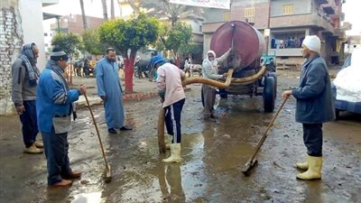 صور.. رفع تكدسات مياه الأمطار من شوارع قرية سمخراط بالبحيرة 