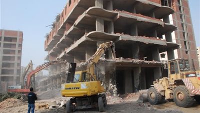 مكون من 13 طابق .. استكمال إزالة عقارعين شمس وتأمين الكنائس 
