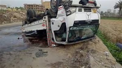 انقلاب سيارة نقل محملة بالأخشاب على الطريق الصحراوي بسوهاج