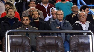 صور.. مارتن لاسارتي وجهازه يتابعان مباراة الأهلي والداخلية