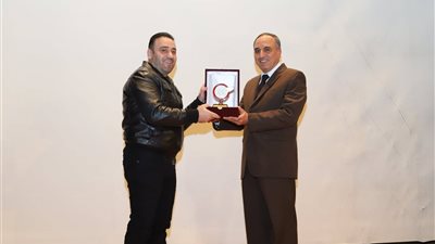 صور.. نقيب الصحفيين يهدي الفنان مجد القاسم درع النقابة 