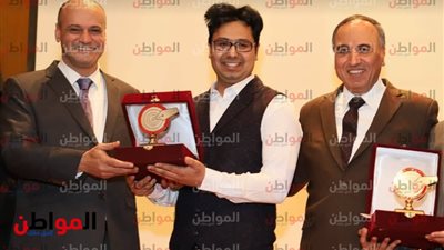صور| نقيب الصحفيين يهدي درع النقابة للصحفي العباس السكري