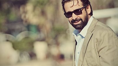 كريم عبد العزيز يداعب جمهوره: بداية السنة يوم الثلاثاء وده مخليني قلقان 
