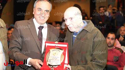 60 عام صحافة ..  نقيب الصحفيين يهدي درع النقابة للمسيو توني فارس