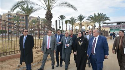 محافظ بورسعيد: تطوير المنطقة المحيطة بحديقة المنتزة لتكون شارع عربات الشباب