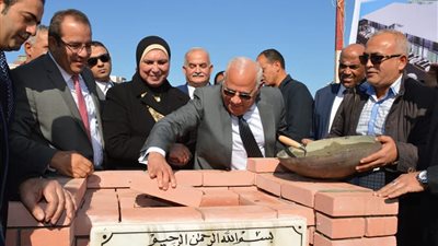 بحضور نيفين جامع.. محافظ بورسعيد يضع حجر أساس 66 مصنعا للشباب في بورسعيد 