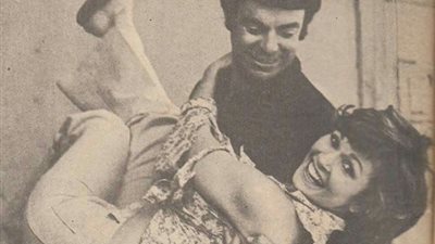 حكاية صورة .. يسرا تتعلق برقبة سمير صبري لهذا السبب!