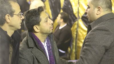 صور| أحمد جمال ومحمد فاروق يقدم العزاء فى والدة عصام كاريكا 