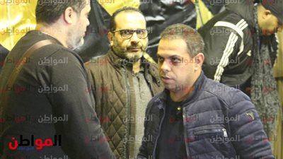 صور.. كريم شحاتة يشهد عزاء والدة الفنان عصام كاريكا 
