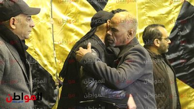 صور.. ريكو يؤدي واجب العزاء في والدة عصام كاريكا