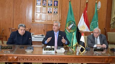 رئيس جامعة المنوفية يلتقى بوفد من مشرفي الأمن
