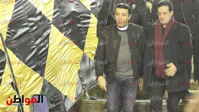 صور| مصطفى كامل يقدم العزاء في والدة عصام كاريكا 