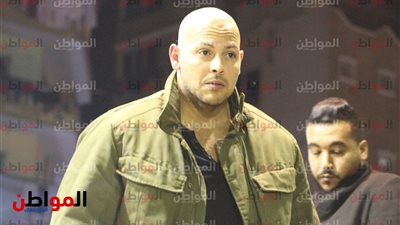 صور| أحمد التهامي ومصطفى هريدي يصلان عزاء والدة عصام كاريكا