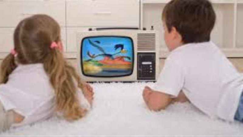 أطفال يشاهدون الكرتون
