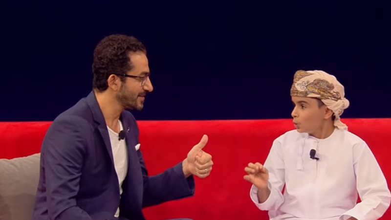 طفل عماني يخطف اعجاب