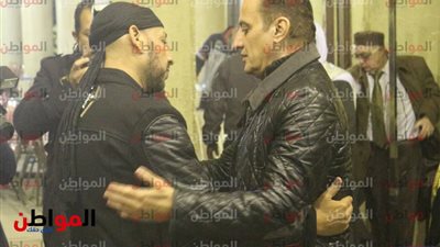 صور.. طارق علام يقدم واجب العزاء في والدة عصام كاريكا