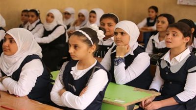 كارثة في مدرسة بالعبور .. يمنعون الطلاب من دخول الحمام .. وهذا رد المديرة !