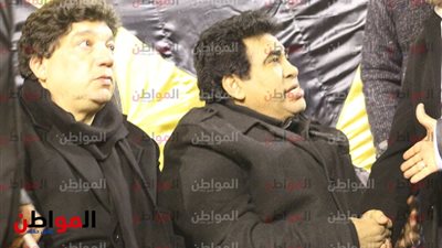 صور| أحمد عدوية يقدم العزاء في والدة عصام كاريكا