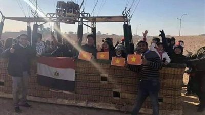صور.. سياح فيتنام يرفعون علم مصر بالأقصر.. ويؤكدون: بلد تملك القوة والأمان 