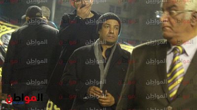 صور| هشام الجخ يقدم العزاء في والدة عصام كاريكا
