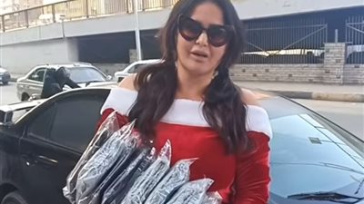 فيديو| عشان الجو ساقعة.. سما المصري توزع كلاسين في رأس السنة