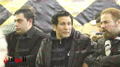 صور.. الفنان أحمد جوهر يقدم واجب العزاء في والدة عصام كاريكا