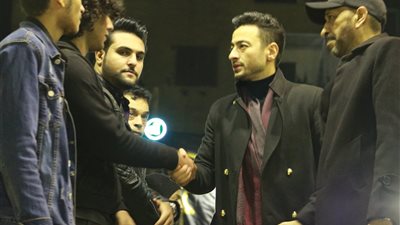 صور.. حمادة هلال يقدم واجب العزاء في والدة عصام كاريكا