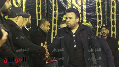 صور| خالد عجاج يقدم العزاء في والدة عصام كاريكا