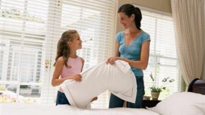 من الغسيل إلى ترتيب السرير .. اعرفي الطريقة الصحيحة بدون آلام ظهر