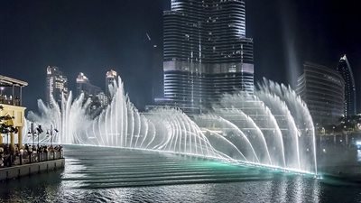 ايه الحلاوة دي.. النافورة الراقصة تجذب الأنظار في احتفال دبي بالعام الجديد 