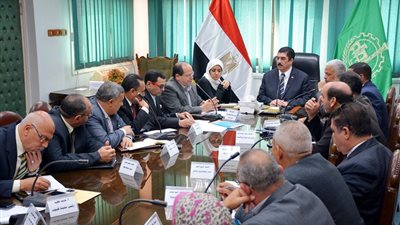 محافظ القليوبية يناقش مشكلات الجهاز التنفيذي في أعمال تراخيص البناء