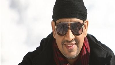 أكل العيش مر.. عصام كاريكا يحيي حفل رأس السنة بعد وفاة والدته 