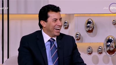 فيديو.. وزير الشباب والرياضة يلتقط صورة سيلفي مع رحمة خالد 