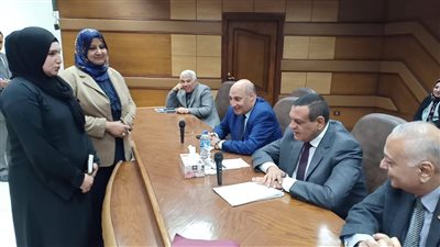 صور.. محافظ البحيرة يلتقي عددًا من المواطنين لحل مشكلاتهم في لقائه الأسبوعي