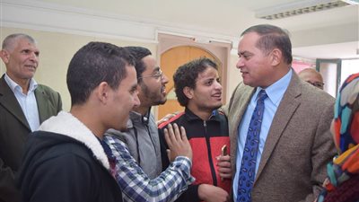 رئيس جامعة سوهاج يواصل تفقده لامتحانات الطلاب المكفوفين