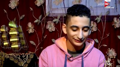 محمد صبحي يستقبل شابًا مصاب بثقب في القلب داخل مدينته سنبل