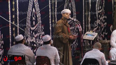 صور .. الشيخ محمود التهامي يحيي الليلة الختامية لمولد الحسين