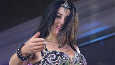   صور.. صافيناز تُشعل مواقع التواصل برقصة فى التجمع الخامس 