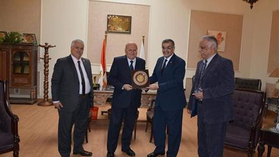 صور.. رئيس جامعة بنها يناقش رسالة علمية ببيطري الزقازيق