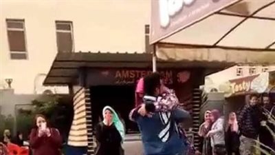 ما تبوسها بالمرة.. طالب يحتضن حبيبته في الحرم الجامعي بالمنصورة
