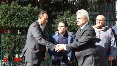صور.. الإعلامي وائل الإبراشي في جنازة كاميليا السادات