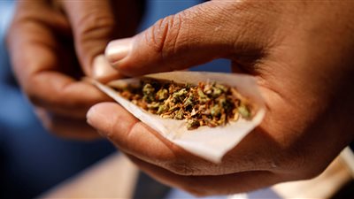 ضبط عشريني بحوزته 100 جرام من الحشيش