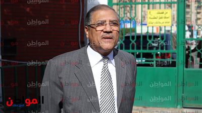 صور .. عفت السادات يشارك يستقبل المعزين في وفاة بنت عمه