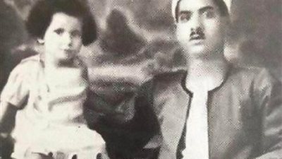 حكاية صورة..أم كلثوم مع الشيخ إبراهيم البلتاجي والدها وهي صغيرة
