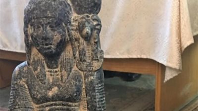 القبض على 3 أشخاص بتهمة حيازة قطعة أثرية