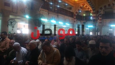 صور.. المئات من المصلين يؤدون صلاة الجمعة بمسجد التوبة بدمنهور 