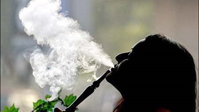 متشربهاش وريح دماغك.. شرب الشيشة يسبب أضرار خطيرة أبرزها السمنة  